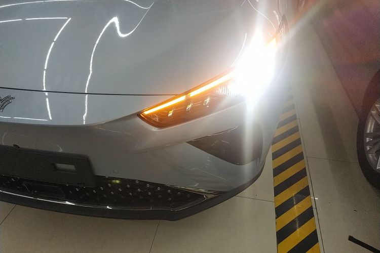 哪吒汽车 哪吒L 2024款 增程 310 闪充红衣版车身外观36