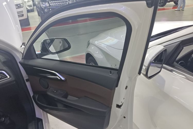 宝马1系 2019款 120i 领先型M运动套装中控内饰7005