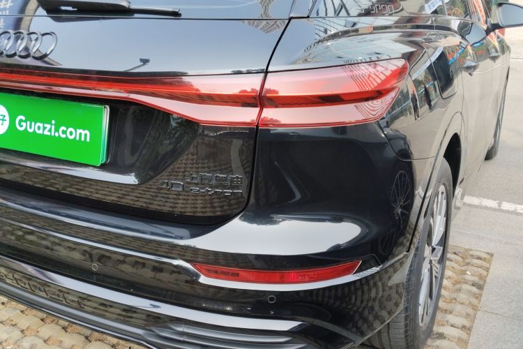 奥迪Q5 e-tron 2023款 40 e-tron 闪耀型 机甲套装车身外观6006