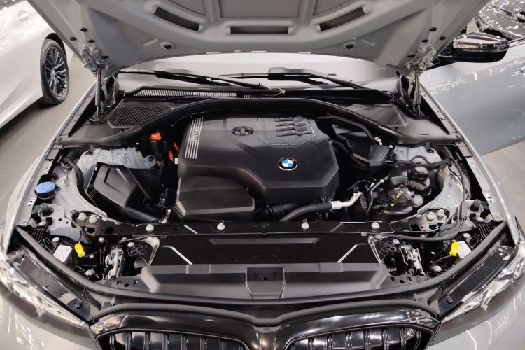 宝马3系 2025款 330i M运动曜夜套装机舱底盘24