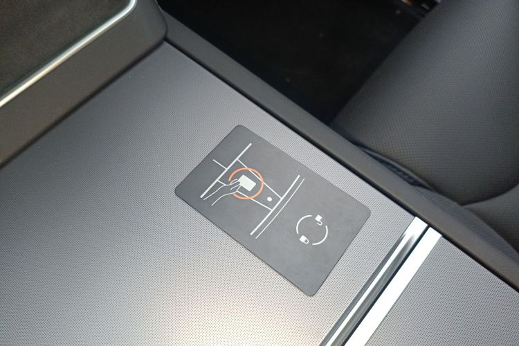 特斯拉 Model Y L 2025款 长续航全轮驱动版中控内饰7001