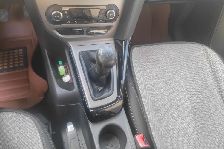 福特 福克斯 2012款 三厢 1.6L 手动风尚型中控内饰18