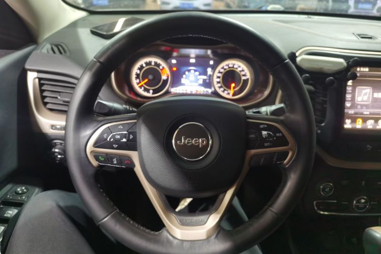 Jeep 自由光 2016款 2.0L 优越版中控内饰13