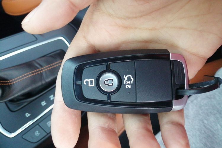 福特 福克斯 2022款 三厢 EcoBoost 180 自动竞速版中控内饰7001