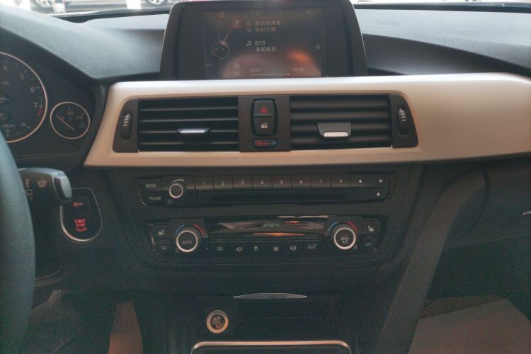 宝马3系 2015款 320i 时尚型中控内饰16