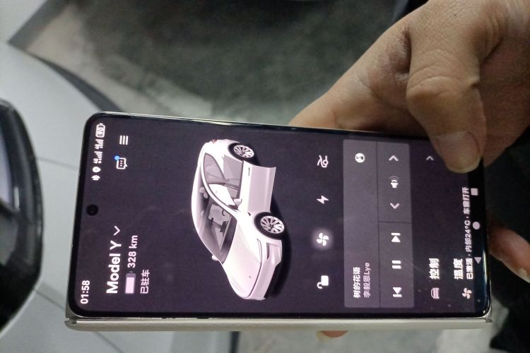 特斯拉 Model Y 2025款 后轮驱动 首发版中控内饰11