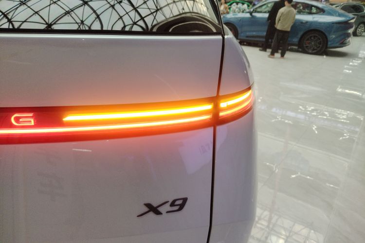 小鹏X9 2025款 740超长续航 Max车身外观9