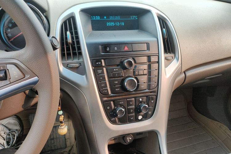 别克 英朗 2013款 GT 1.6L 手动进取版中控内饰16