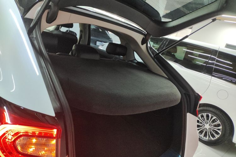 本田 冠道 2017款 240TURBO 两驱豪华版机舱底盘23