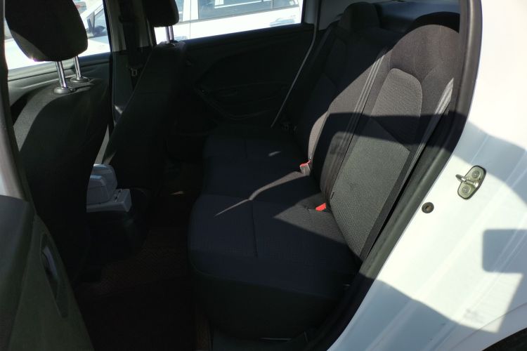 标致301 2016款 1.6L 手动舒适版中控内饰21