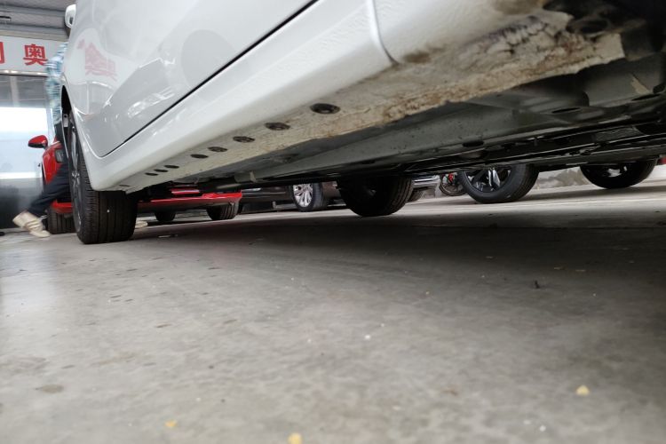 起亚K3 2024款 1.5L CVT豪华智享版机舱底盘29