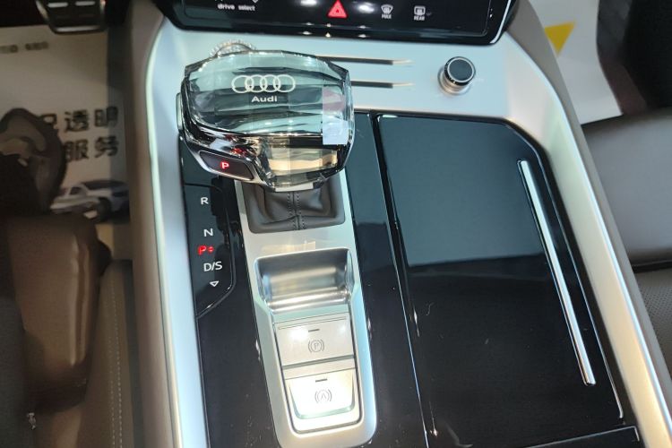 奥迪Q6 2024款 45 TFSI quattro 齐云型 羽林套装 7座局部细节18