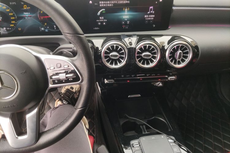 奔驰A级 2021款 A 180 L 运动轿车中控内饰16