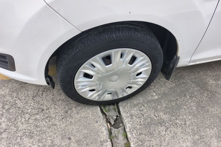 福特 嘉年华 2013款 两厢 1.5L 手动风尚型车身外观6007