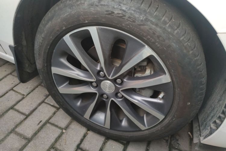 别克GL6 2018款 18T 6座尊贵型车身外观10