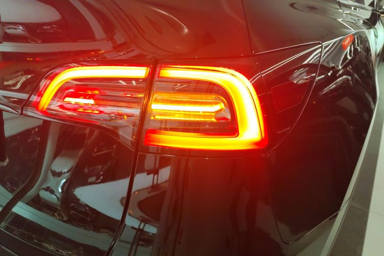 特斯拉 Model Y 2021款 标准续航后驱版车身外观9