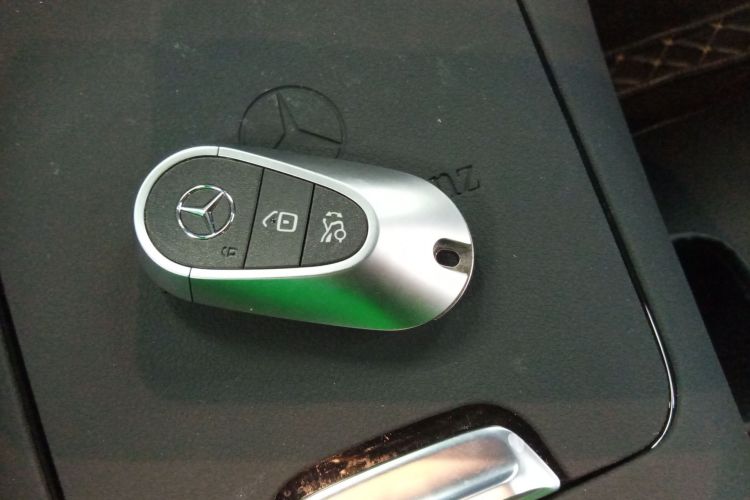 奔驰C级 2023款 改款 C 200 L 运动版中控内饰7001