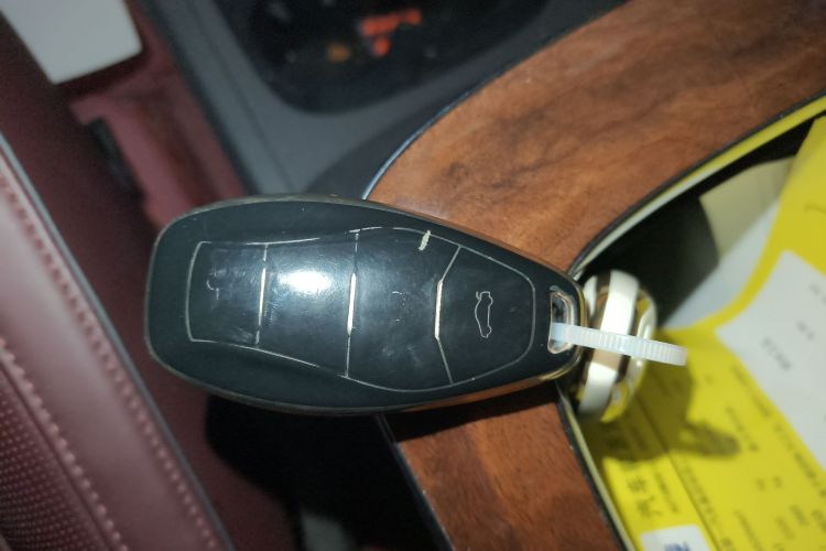 红旗HQ9 2023款 2.0T 智联旗享版中控内饰7001