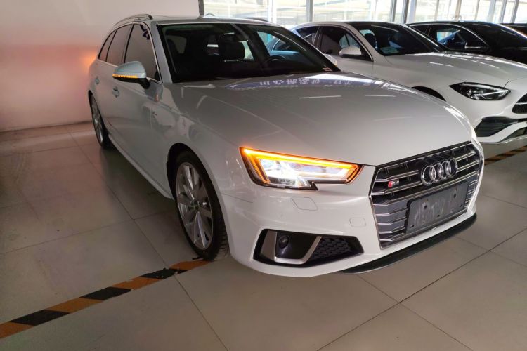 奥迪A4(进口) 2020款 Avant 先锋派 40 TFSI 时尚动感型车身外观3