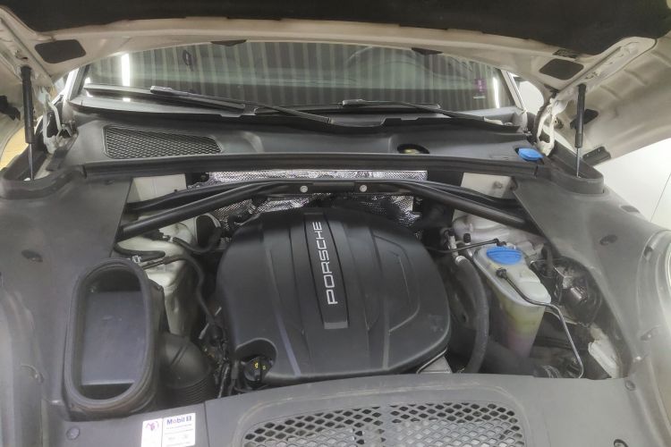 保时捷 2017款  Macan 2.0T机舱底盘24