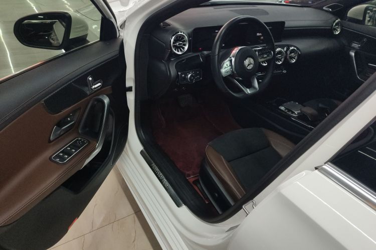 奔驰A级 2019款 A 200 L 运动轿车中控内饰20