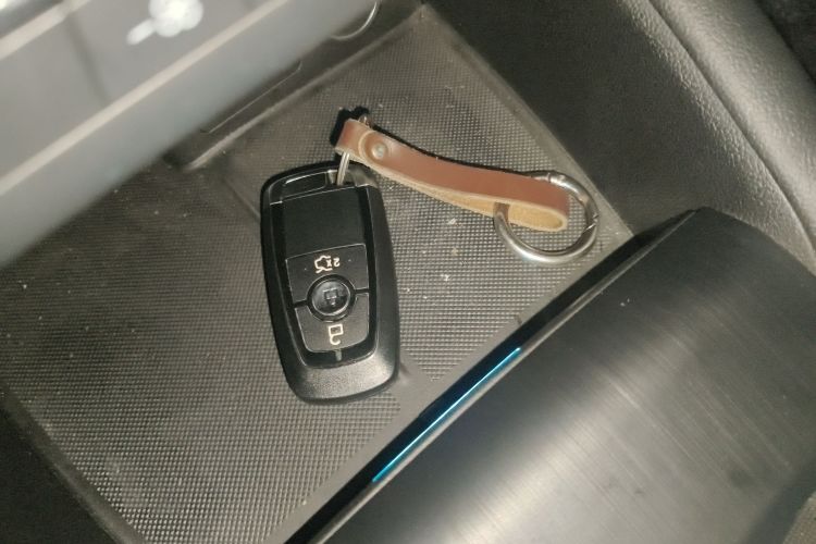 福特 福克斯 2020款 三厢 EcoBoost 180 自动ST Line中控内饰7001