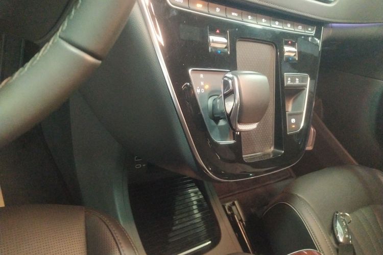 红旗HQ9 2023款 2.0T 智联旗享版中控内饰18