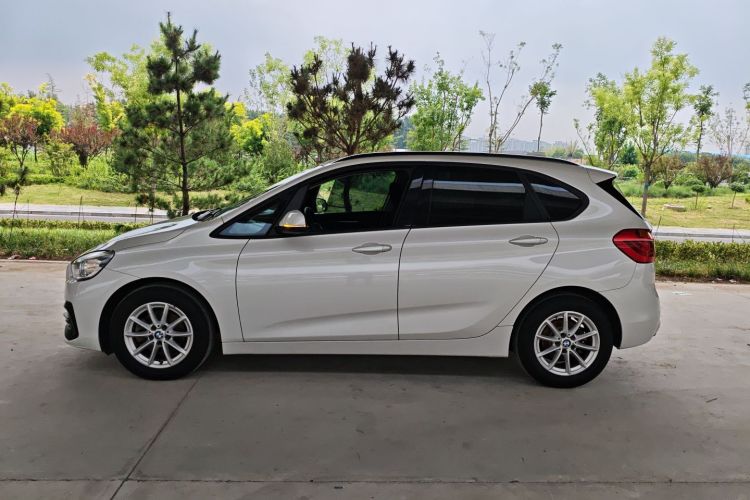 宝马2系旅行车 2018款 218i 时尚型车身外观4