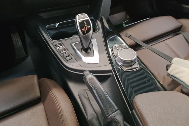 宝马3系 2019款 320Li M运动套装中控内饰18