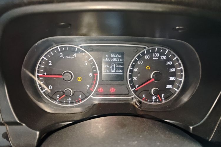 陆风X8 2014款 探索版 2.0L 都市先锋版中控内饰14