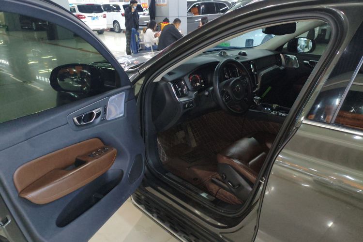 沃尔沃XC60 2019款 T5 四驱智逸版 国VI中控内饰7003