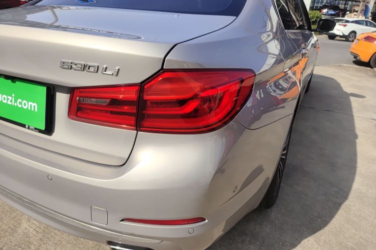 宝马5系 2018款 530Li 尊享型 豪华套装车身外观9