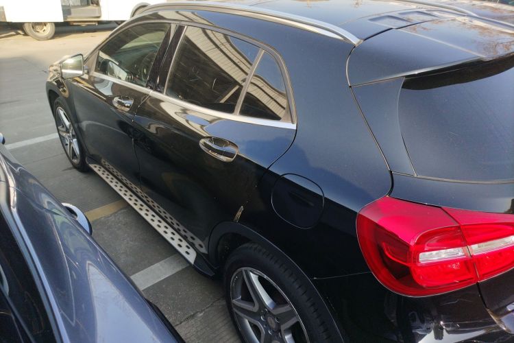 奔驰GLA 2015款 GLA 260 4MATIC 运动型车身外观4