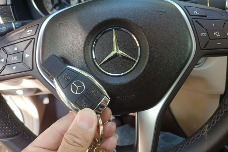 奔驰E级 2015款 E 260 L 运动型中控内饰7001