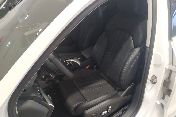 奥迪A4L 2025款 200万辆悦享版 40 TFSI 时尚动感型中控内饰19