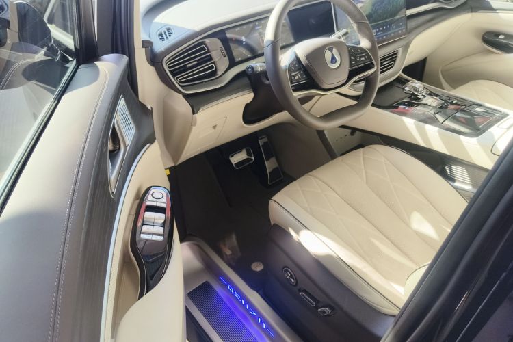 腾势D9 2024款 DM-i 980 四驱旗舰型中控内饰7003