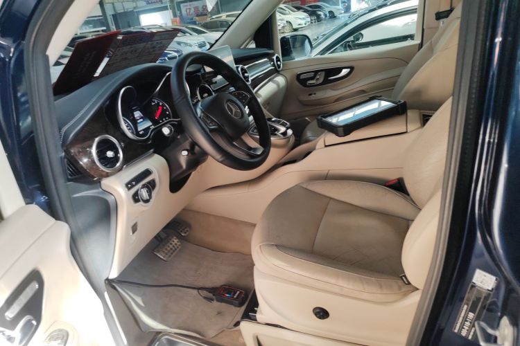 奔驰V级 2017款 V 260 L 尊贵加长版局部细节19