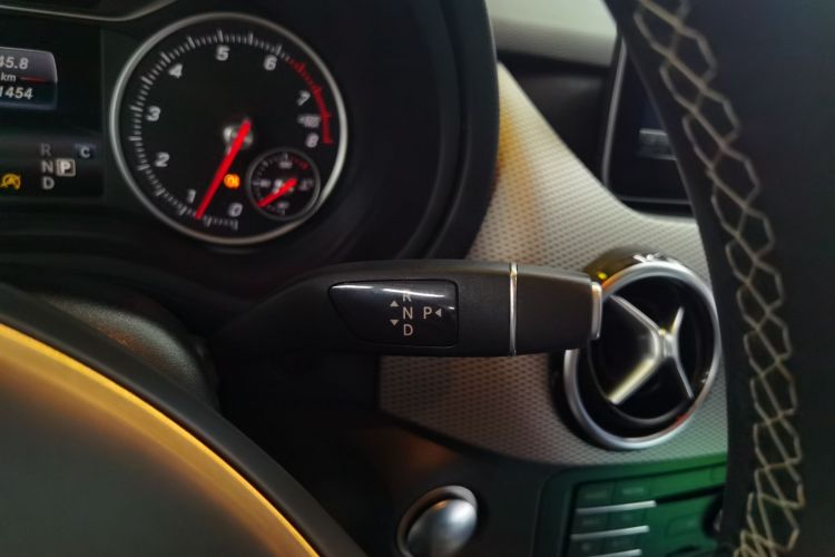 奔驰B级 2017款 B 200 动感型局部细节18