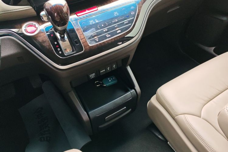 本田 奥德赛 2015款 2.4L 尊享版中控内饰18