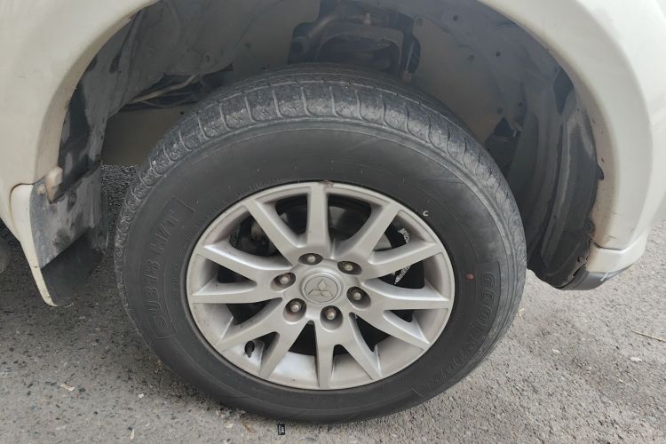 三菱 帕杰罗·劲畅 2013款 3.0L 自动两驱豪华版车身外观6007