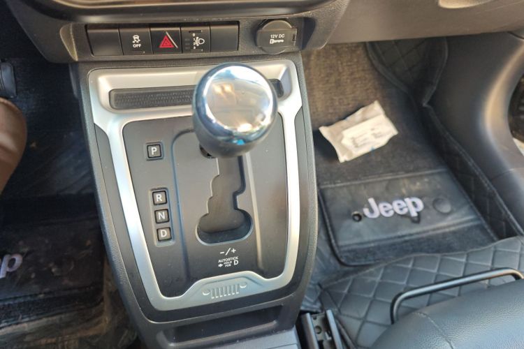 Jeep 指南者(进口) 2014款 改款 2.4L 四驱舒适版中控内饰18