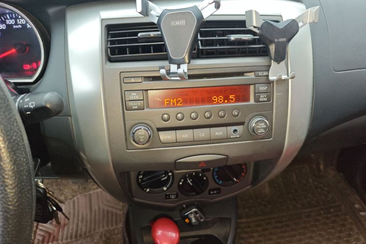 日产 骊威 2013款 劲锐 1.6XL 手动舒适版中控内饰16