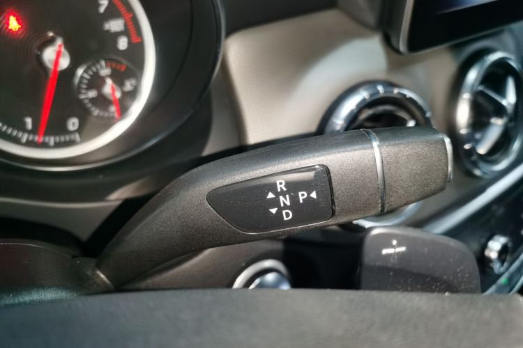 奔驰CLA 2019款 CLA 200 动感型中控内饰18