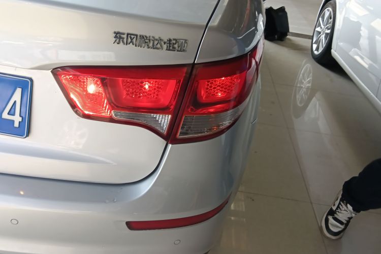 起亚K2 2015款 三厢 1.4L MT GLS车身外观9