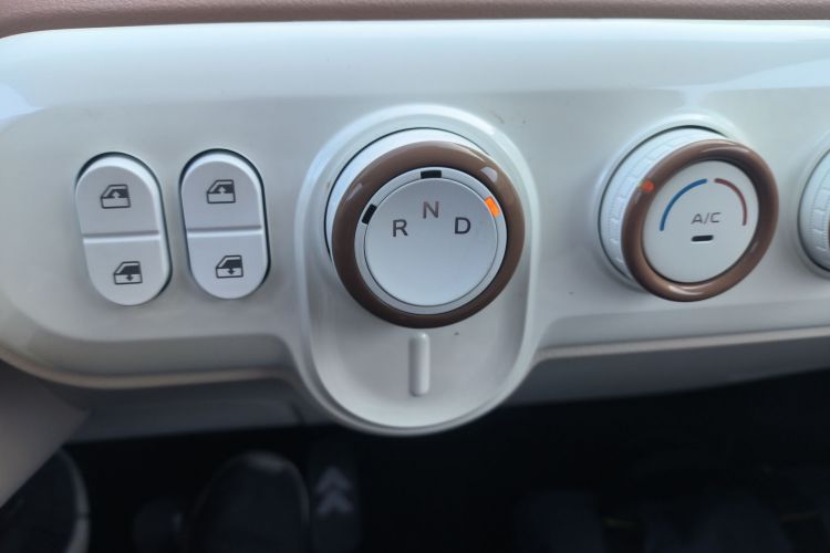 奔腾小马 2026款 222km 炫彩马中控内饰18