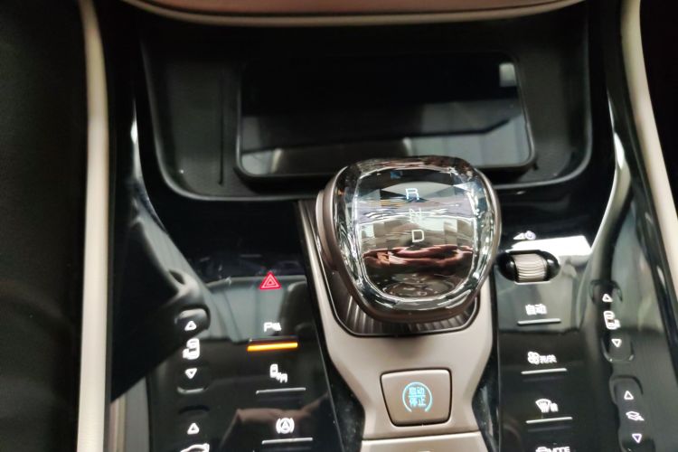 腾势D9 2022款 DM-i 1040 尊贵型中控内饰18