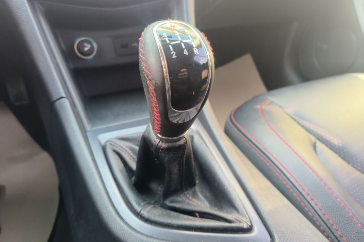 奇瑞 艾瑞泽5 2017款 1.5L 手动领潮版中控内饰18