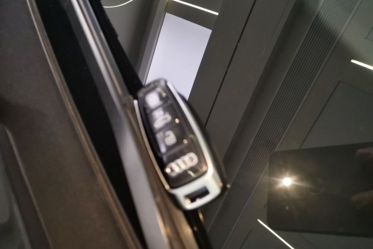 奥迪A8 2022款 A8L 50 TFSI quattro 舒适型典藏版中控内饰7001