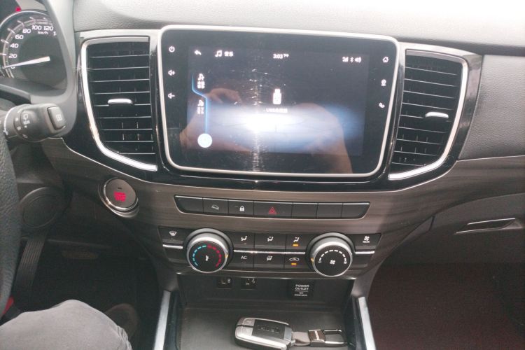 五十铃 mu-X牧游侠 2022款 2.0T 汽油自动四驱劲悦型 5座中控内饰16