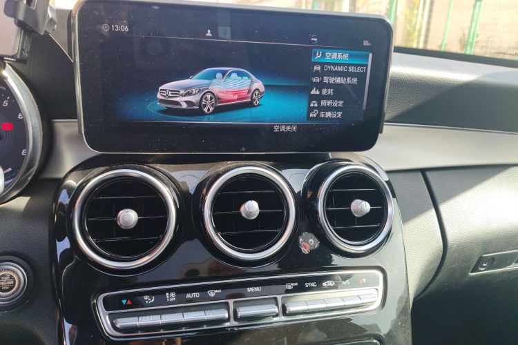 奔驰C级 2019款 C 260 运动版 4MATIC中控内饰16